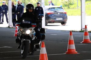 Zdjęcie przedstawia policjanta jadącego na motocyklu