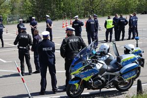 Zdjęcie przedstawia policjantów na torze jazdy podczas konkursu