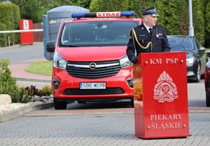 Zdjęcie przedstawia Komendanta Miejskiego Państwowej Straży Pożarnej w Piekarach Śląskich podczas przemowy