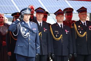 Zdjęcie przedstawia Komendanta Miejskiego Policji w Piekarach Śląskich oraz zaproszonych gości podczas uroczystości okazji Dnia Strażaka