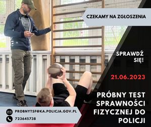 Na zdjęciu policjant, który liczy powtórzenia uczestnikowi zajęć, podczas wykonywania przenoszenia piłki lekarskiej za głowy z dotknięciem do drabinki. Na zdjęciu zamieszczono tekst: Czekamy na zgłoszenia. Sprawdź się. 21.06.2023. Próbny test sprawności fizycznej do Policji. Adres e-mail: probnytsf@ka.policja.gov.pl tel. 723645738