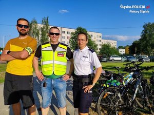 Zdjęcie przedstawia policjantów na rowerach