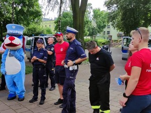 Zdjęcie służb mundurowych podczas spotkania z dziećmi