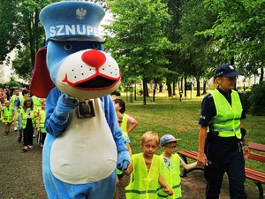 Zdjęcie policjantki, dzieci oraz policyjnej maskotki