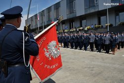 Zdjęcie przedstawia kompanię honorową policjantów