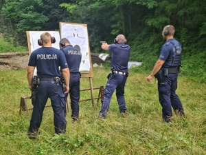 Zdjęcie przedstawia policjantów na strzelnicy podczas ćwiczeń