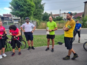 Zdjęcie przedstawia policjantów podczas pogadanki z rowerzystami