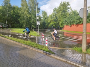 Zdjęcie przedstawia policjantów jadących na rowerach