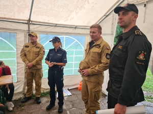 Zdjęcie przedstawia policjantkę oraz strażaków