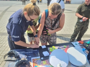 Zdjęcie policjantów podczas zajęć profilaktycznych