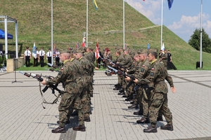 Zdjęcie kompanii honorowej podczas salwy