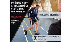 Mężczyzna na boisku podczas pokonywania toru przeszkód