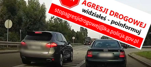 Zdjęcie przedstawia dwa pojazdy obok siebie. Pojazd z lewej strony narusza przepisy ruchu drogowego. Na górze napis stop agresji drogowej. Powiadom nas oraz adres mailowy