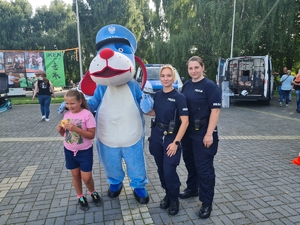 zdjęcie sznupka, policjantów oraz dziecka