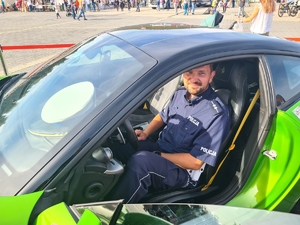 zdjęcie policjanta w sportowym samochodzie