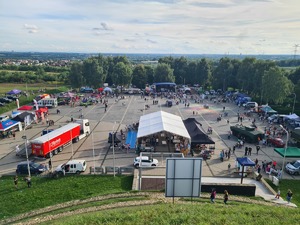 zdjęcie płyty kopca wyzwolenia podczas imprezy