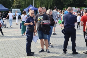 Zdjęcie przedstawia policjantów na kopcu wyzwolenia