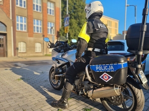 Zdjęcie przedstawia policjanta na motocyklu