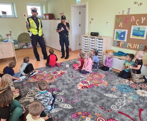Zdjęcie przedstawia policjantów na pogadance z dziećmi