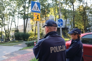 Zdjęcie przedstawia policjantów przy przejściu dla pieszych