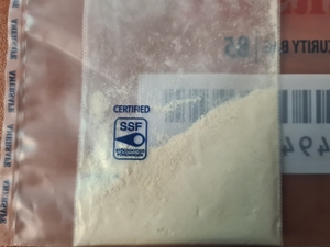 Zdjęcie przedstawia woreczek foliowy z zawartością narkotyków