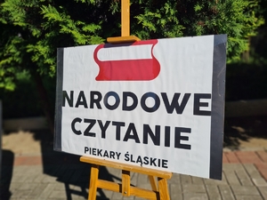 Zdjęcie przedstawia tablicę z napisem narodowe czytanie