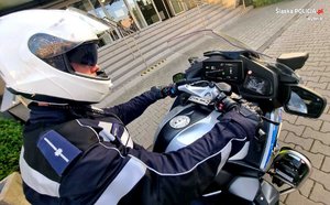 policjant na motocyklu