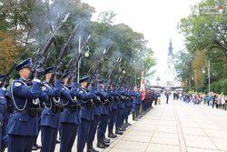 Salwa honorowa oddana przez policjantów z kompanii honorowej pod wieżą Jasnej Góry