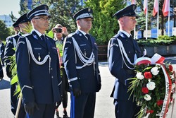 Policjanci składają wieniec