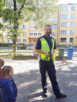 Zdjęcie przedstawia policjanta ruchu drogowego