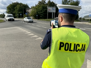 Zdjęcie przedstawia policjanta kontrolującego prędkość