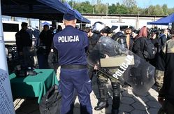 Policjanci i młodzież na stoiskach tematycznych Policji