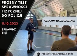 Na zdjęciu widać instruktora omawiającego test sprawności fizycznej do policji. Na zdjęciu zamieszczono tekst: Czekamy na zgłoszenia. Sprawdź się. 11.10.2023. Próbny test sprawności fizycznej do Policji. Adres e-mail: probnytsf@ka.policja.gov.pl tel. 723645738