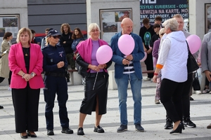 Zdjęcie przedstawia policjantkę oraz przedstawicieli Urzędu Miasta Piekary Śląskie