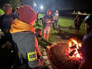 Zdjęcie przedstawia policjantkę przy ognisku