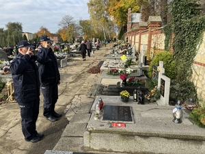 Zdjęcie przedstawia policjantów przed grobem