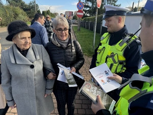 Zdjęcie przedstawia policjantów z seniorkami