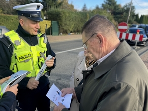 Zdjęcie przedstawia policjantów oraz seniorów