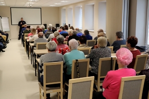 Zdjęcie przedstawia siedzących uczestników debaty