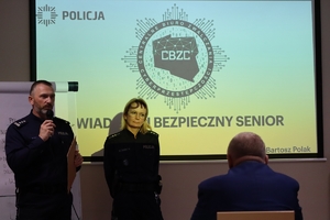 Zdjęcie przedstawia policjantów podczas prelekcji