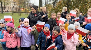 Zdjęcie przedstawia dzieci z barwami biało-czerwonymi