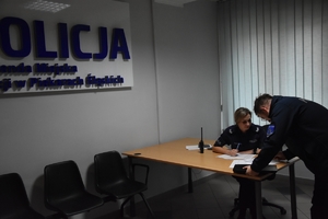 Zdjęcie przedstawia policjantów podczas ćwiczeń w komendzie.