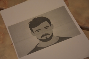 Zdjęcie przedstawia grafikę z wizerunkiem poszukiwanego mężczyzny w ramach ćwiczeń