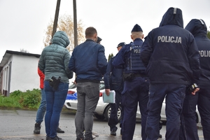 Zdjęcie przedstawia policjantów podczas poszukiwań w ramach ćwiczeń