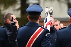 Zdjęcie przedstawia policjantów będących w poczcie sztandarowym