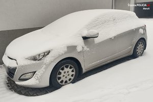 Zdjęcie przedstawia zaśnieżony samochód