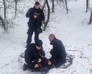 Zdjęcie przedstawia policjantów podczas obezwładniania przestępcy