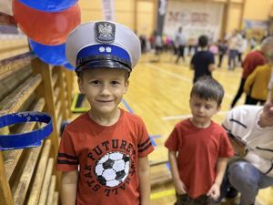 Zdjęcie przedstawia chłopca w policyjnej czapce
