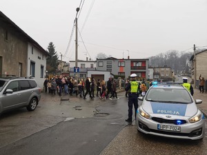 Zdjęcie przedstawia policjantów zabezpieczających przemarsz