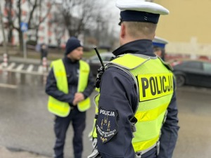 Zdjęcie przedstawia policjantów